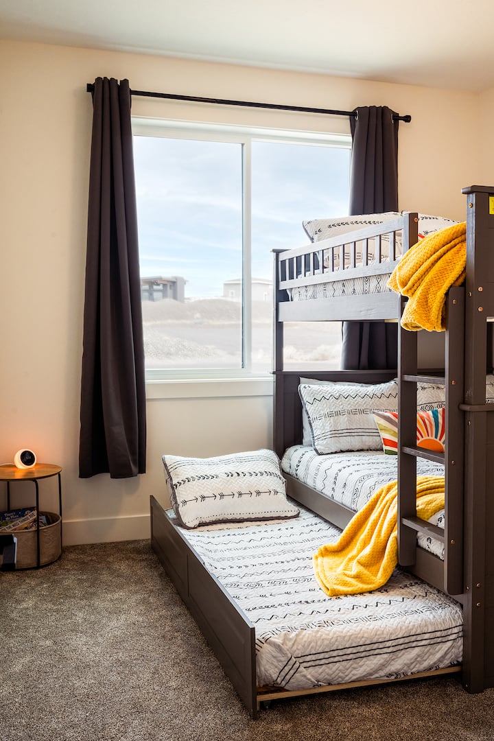 Пълно двуетажно легло с трюфел може да побере 5 деца удобно 