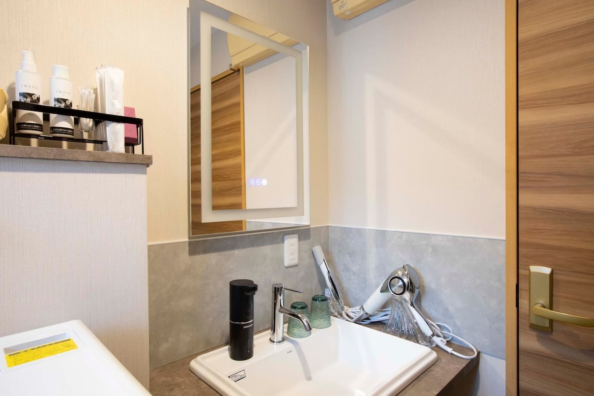 洗面所にはReFa製のヘアドライヤー、ストレートアイロンをご用意。歯ブラシ、綿棒、化粧水等をご用意しております。