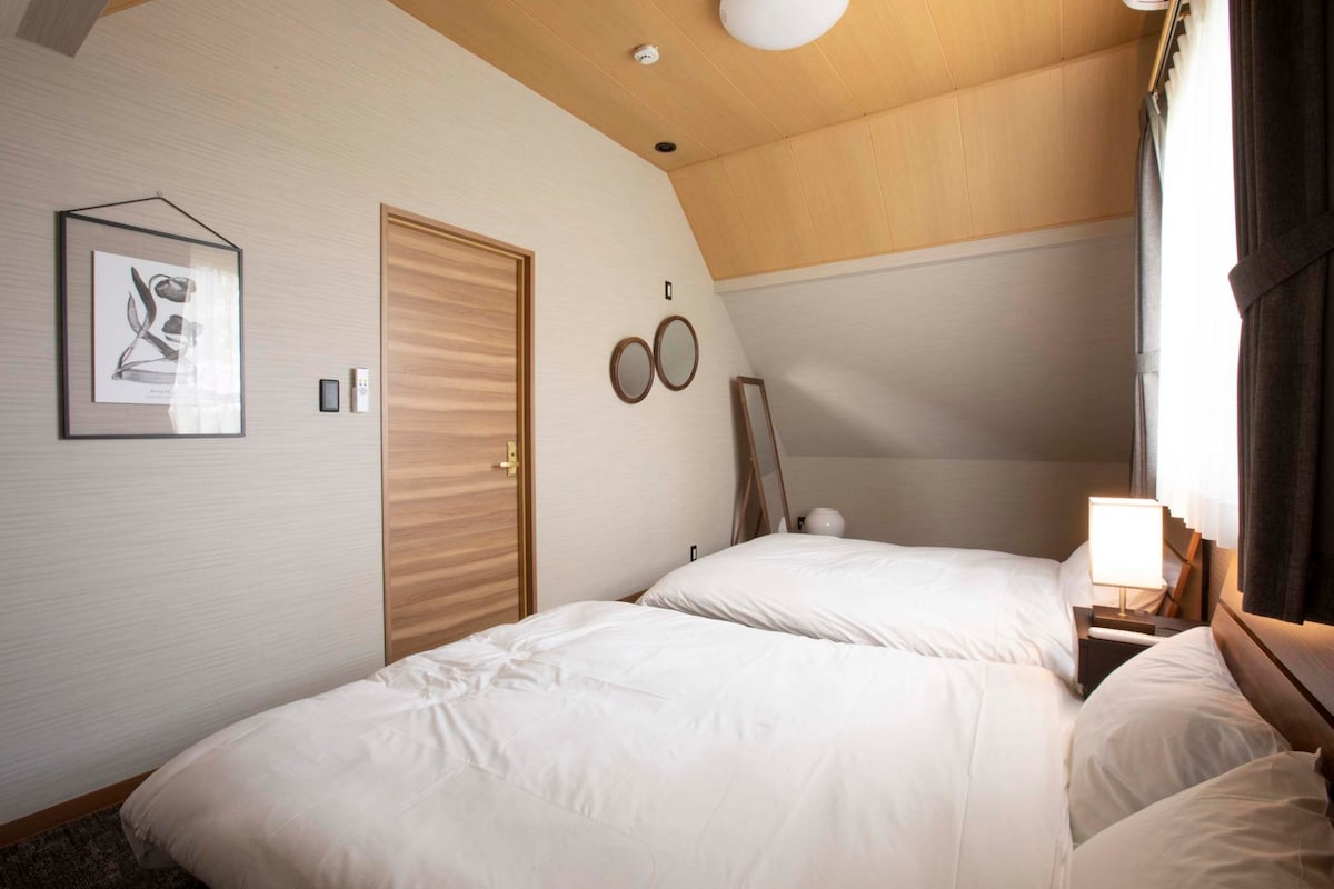 寝室はベッドルーム3部屋の他、和室にお布団のご用意が可能。最大10名様ご宿泊いただけます。グループ旅行でもプライベートを確保でき、ごゆっくりお休みいただけます。