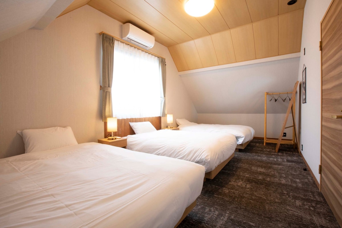 【2階3ベッドルーム】
寝室はベッドルーム3部屋の他、和室にお布団のご用意が可能。最大10名様ご宿泊いただけます。グループ旅行でもプライベートを確保でき、ごゆっくりお休みいただけます。