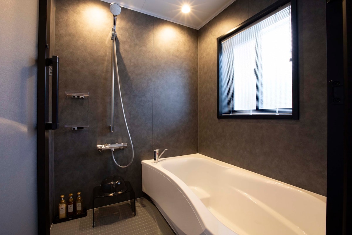 フルリノベーションで真新しいバスルームです。（こちらは温泉ではございません）