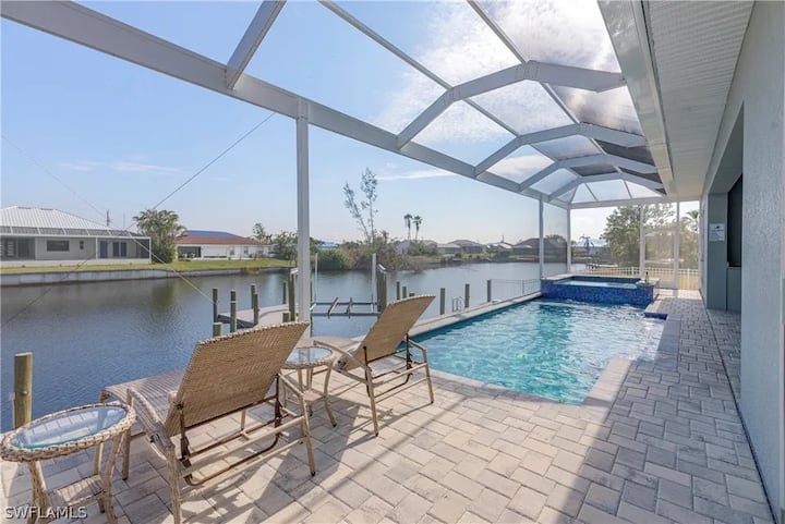 Gulf Access Gem With A Jacuzzi! - Cape Coral, FL