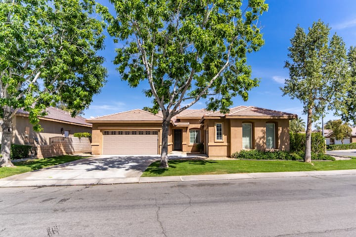 Bright Coachella Valley Oasis - Coachella, CA