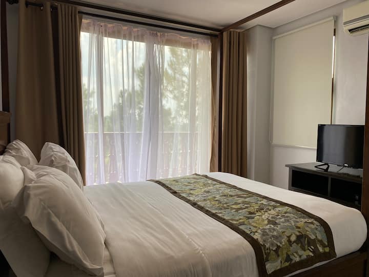 Master's bedroom with balcony and television with cable
Airconditioned