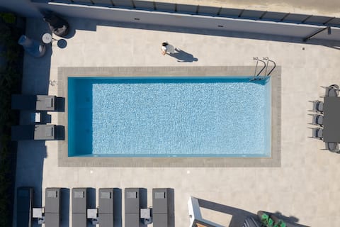 Monti Luxury Villa, with Heated Pool & Hot Tub