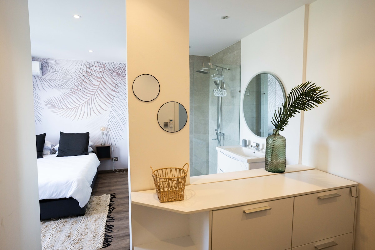 带卫生间的第二间卧室（淋浴间） 

享受一个独立的更衣区，有足够的抽屉空间供您存放物品 