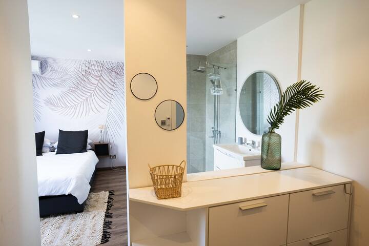 მე-2 საძინებელი კომპლექტით ( საშხაპე ) 

Დატკბით ცალკე საგარდერობო სივრცით, სადაც უამრავი უჯრაა თქვენი ნივთებისთვის 