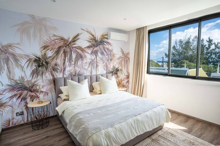 Მთავარი საძინებელი ( აბაზანით ) 

Დატკბით სახალისო აკვარელის პალმებით საძინებლის მთავარ კედელზე. 

Მთავარ საძინებლიდან იშლება აყვავებული მცენარეების ულამაზესი ხედები და ჰორიზონტზე ზღვის უმნიშვნელო ხედი იშლება. 