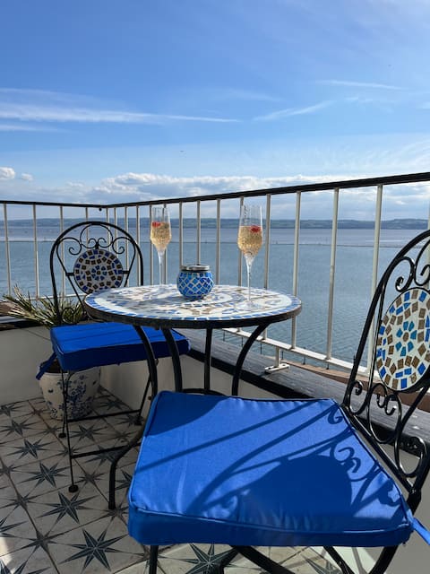 Stylish Seafront Flat & Balcony: Something Special