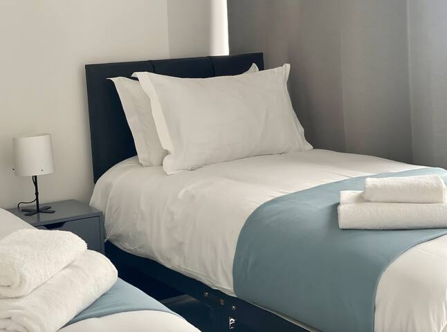 Manhattan Pad (sleeps 7) – breathtaking views gallery image 3