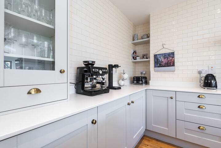 Superb 4 bed in prime location! gallery image 5