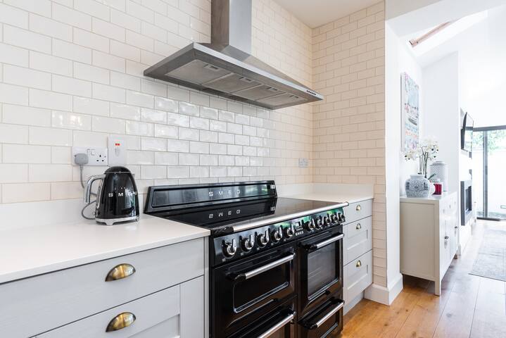 Superb 4 bed in prime location! gallery image 4