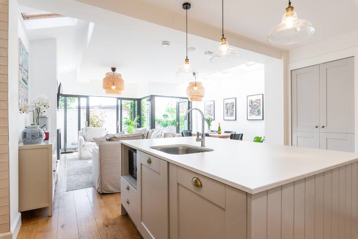 Superb 4 bed in prime location! gallery image 3