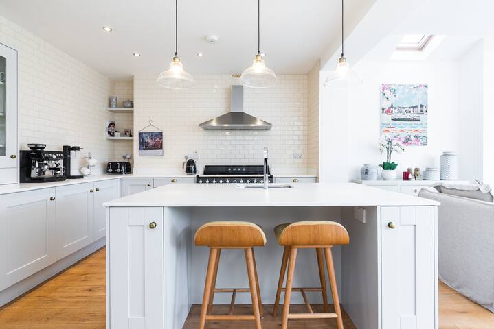 Superb 4 bed in prime location! gallery image 2