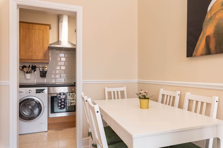 Two bed apt in georgian Street gallery image 3