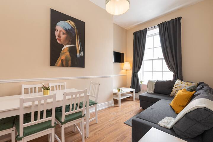 Two bed apt in georgian Street