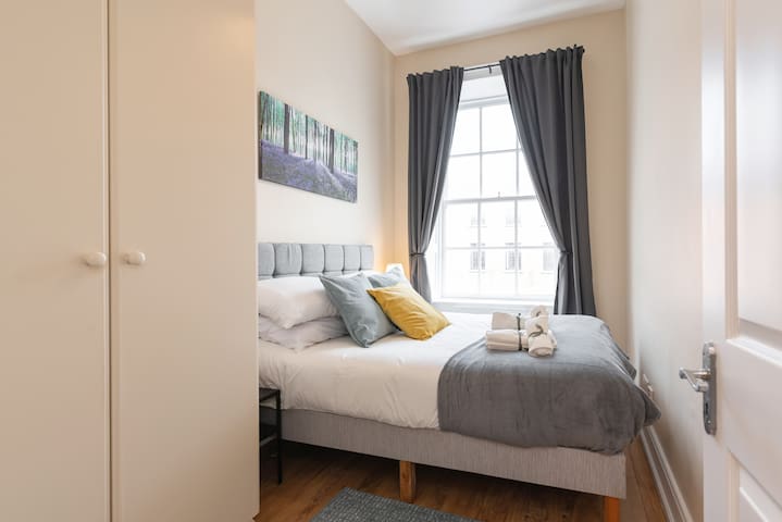 Two bed apt in georgian Street gallery image 5