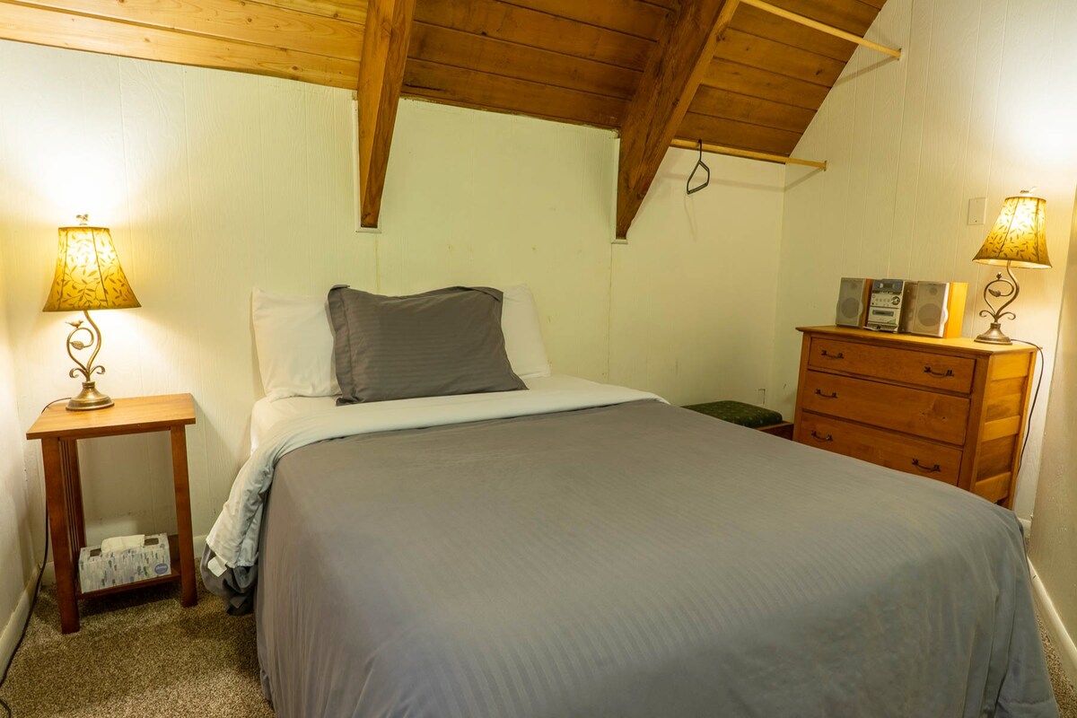 Another view of rear bedroom (4 of 4) above main bath.  Yes, that is a Sony AM/FM CD cassette player (if you have those) but radio signal is not good.