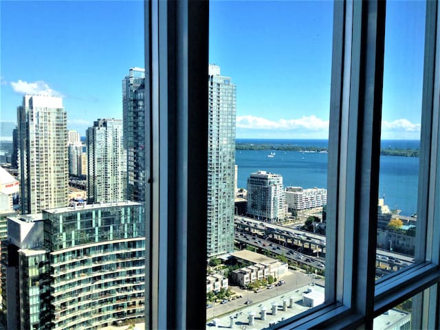 Luxury High-Rise 2 Bedroom Condo in Heart Of TO