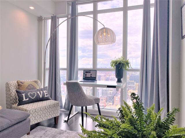 Luxury High-Rise 2 Bedroom Condo in Heart Of TO gallery image 4