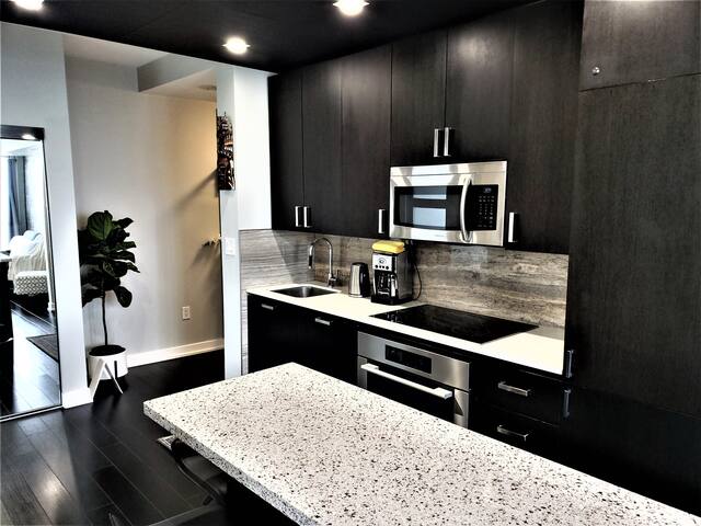 Luxury High-Rise 2 Bedroom Condo in Heart Of TO gallery image 2
