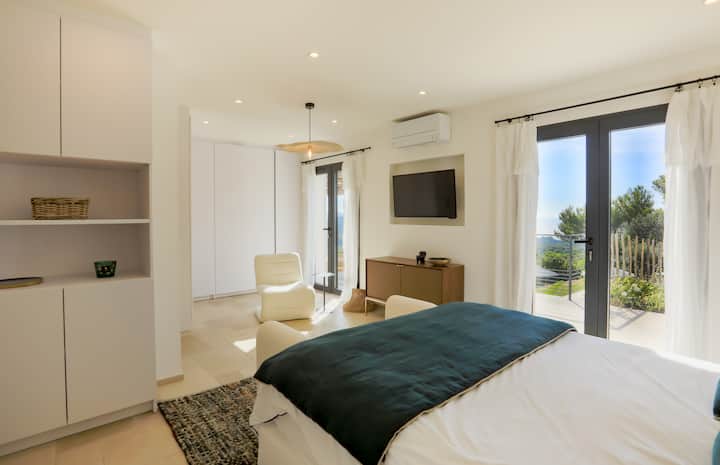 Главен апартамент  (спалня 1)
Изглед към морето
Дресинг , баня, тоалетна.

Главен апартамент (спалня1)
с изглед към морето
Съблекалня, баня, тоалетна