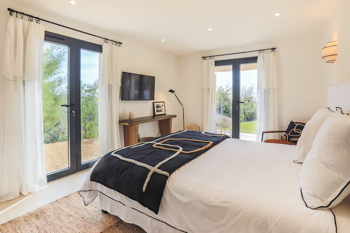 Спалня 4
Изглед към морето
Дрешник, градинска тераса

Спалня 4
Изглед към морето
Съблекалня, градинска тераса