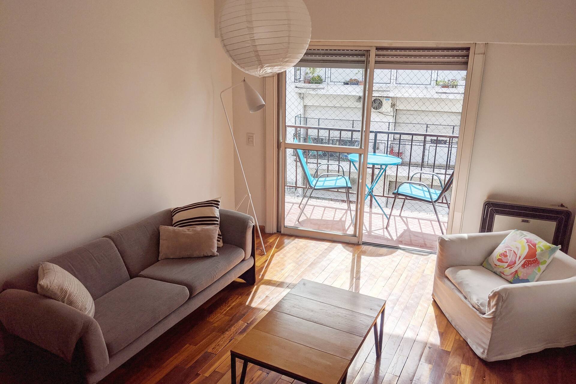 Apartamento reformado com 2 dormitórios em Almagro