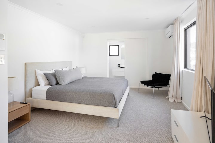 Master Comfort – King Bed, Ensuite & Air-Con