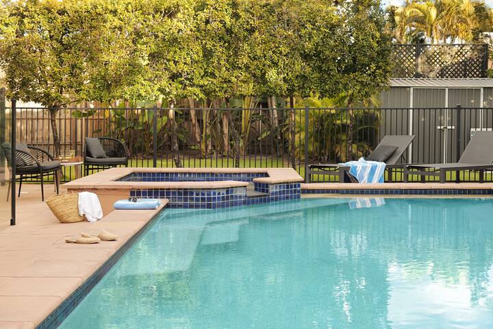 Belli Street – Heated Spa, walk to Hastings Street gallery image 2