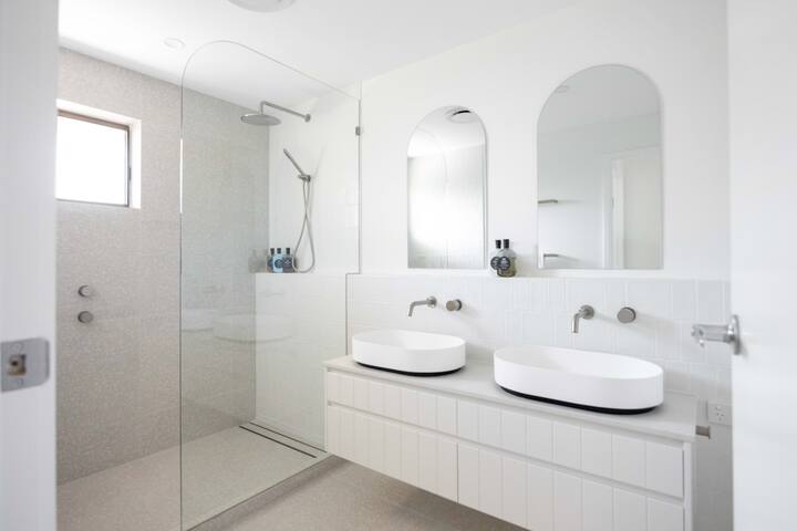 Belli Street – Heated Spa, walk to Hastings Street gallery image 5