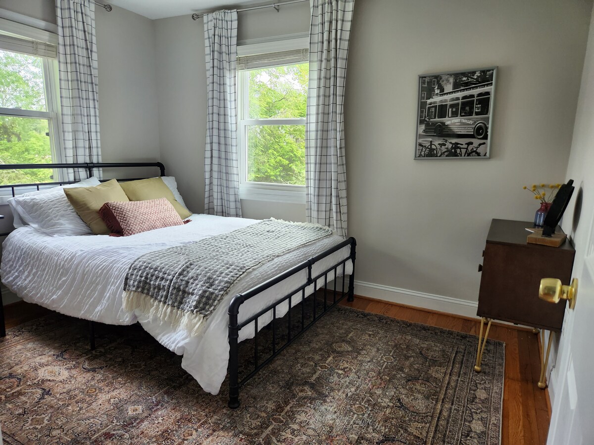 Საძინებელი 1 Queen-ის ზომის მეხსიერების ქაფის მატრასით