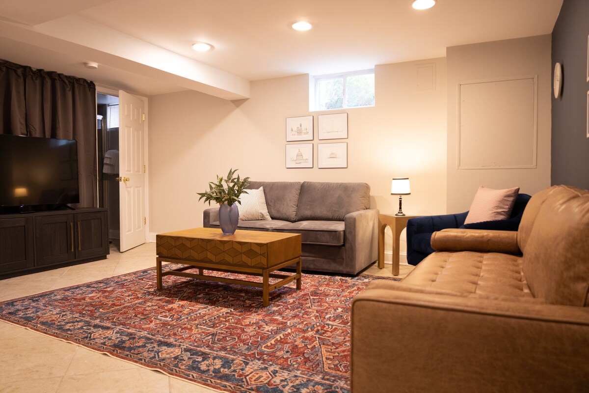 Სარდაფის მოსასვენებელი სივრცე 55" Amazon Fire TV, სათამაშოები და თამაშები, გასაშლელი დივანი, სამრეცხაო ოთახი და აბაზანა-ტუალეტი