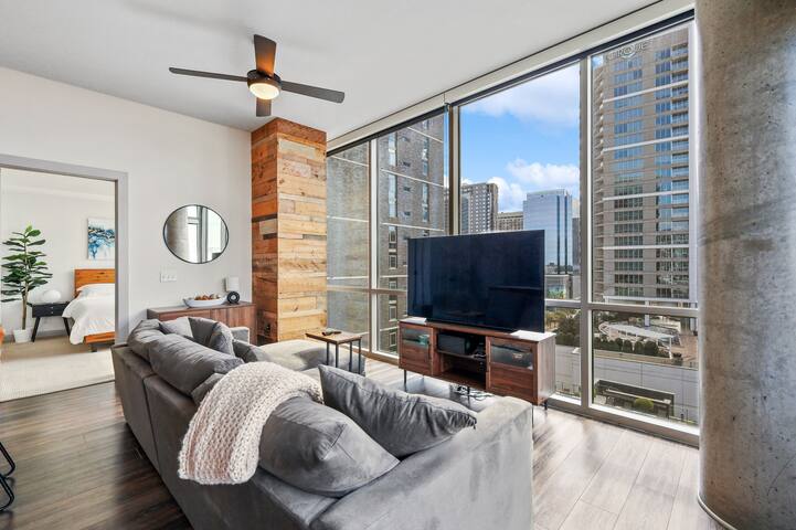 Luxury High Rise 2BR/2BA w/City & Pool Views gallery image 5