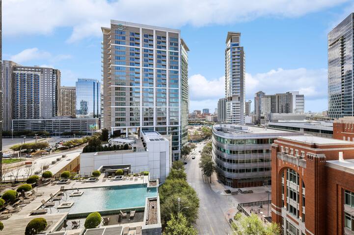 Luxury High Rise 2BR/2BA w/City & Pool Views gallery image 3