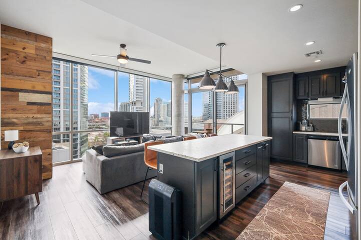 Luxury High Rise 2BR/2BA w/City & Pool Views