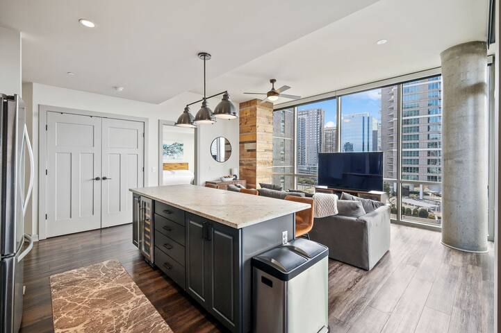 Luxury High Rise 2BR/2BA w/City & Pool Views gallery image 4