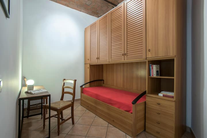 Studio met 2 één persoons bedden