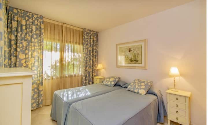 Dormitorio con vistas al jardín.