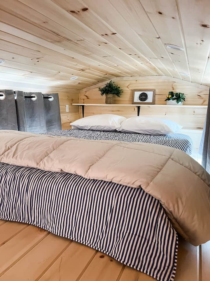 Loft 1 Queen
- เอนกายในพื้นที่นอนสไตล์ลอฟท์มุมสบายๆเหมาะสำหรับการพักผ่อนหลังจากการผจญภัยมาทั้งวัน