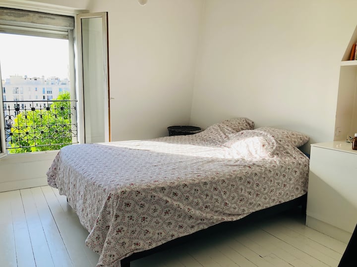 Ოთახი 1 საწოლი 160X190
Სათავსო კარადა და ტუმბო