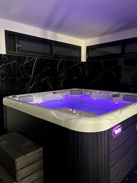 Luxurious Villa with Jacuzzi
