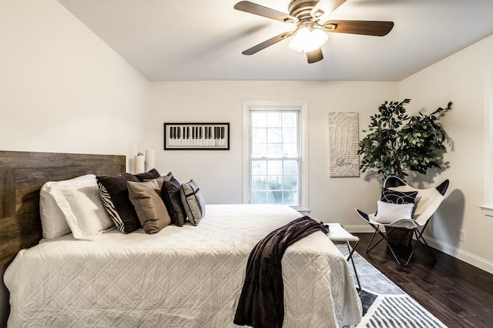 dhomë gjumi në katin kryesor me krevat dopio "queen"