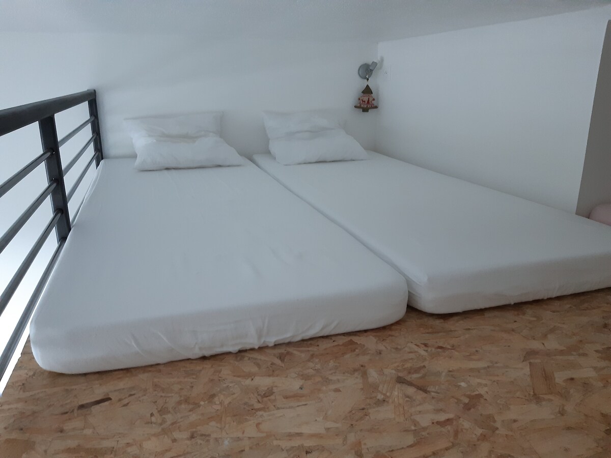 夹层有3个80x200大床中的2个，另一个70x140的大床