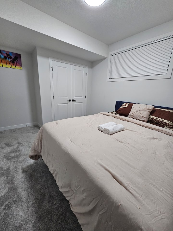 La puerta de esta habitación tiene una cerradura para mayor privacidad. 

Tiene una función de seguridad que, si se bloquea/activa desde el interior, no se puede acceder desde el exterior.

Si te quedas fuera, la llave está en la caja de seguridad, con tu llave de entrada.