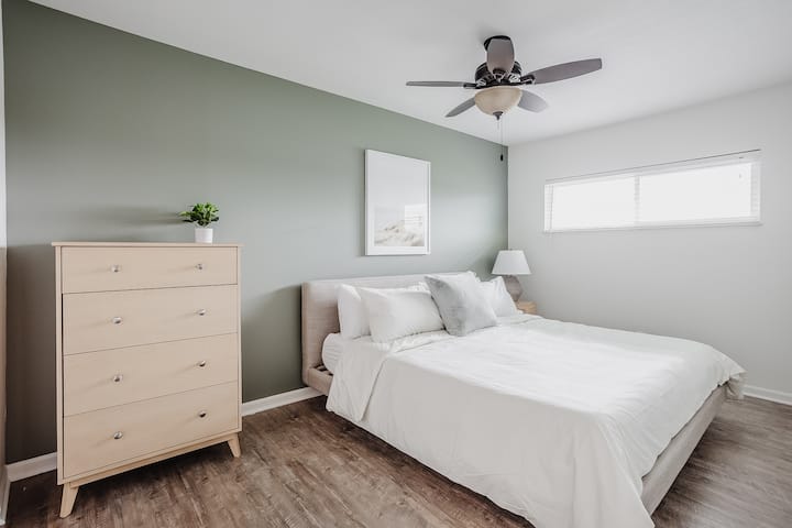 ห้องนอน 2 - เตียงคิงไซส์ (ผ้าปูที่นอนและผ้านวมผ้าฝ้าย 100%)