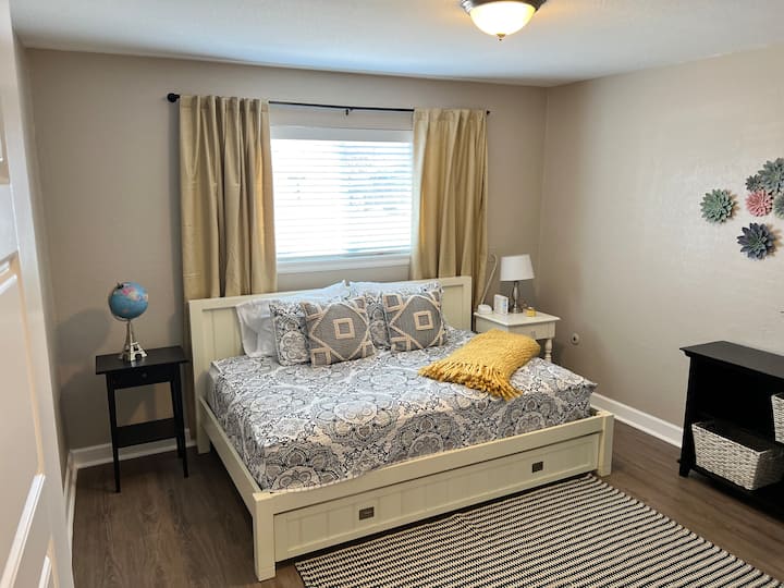 سرير نهاري كامل فوق سريرين صغيرين 