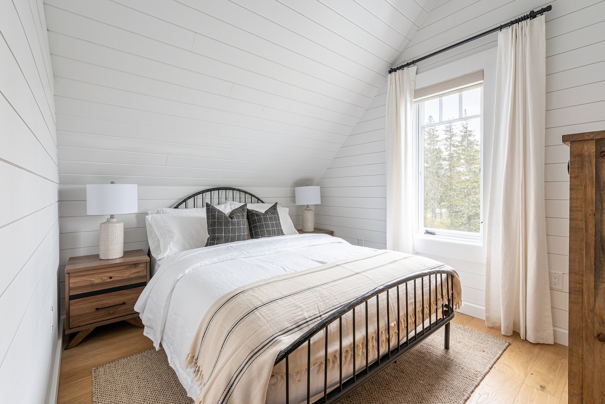 Another comfy queen size room with ocean view and indulgent linens and furnishings.