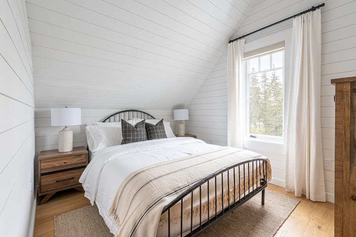 Another comfy queen size room with ocean view and indulgent linens and furnishings.