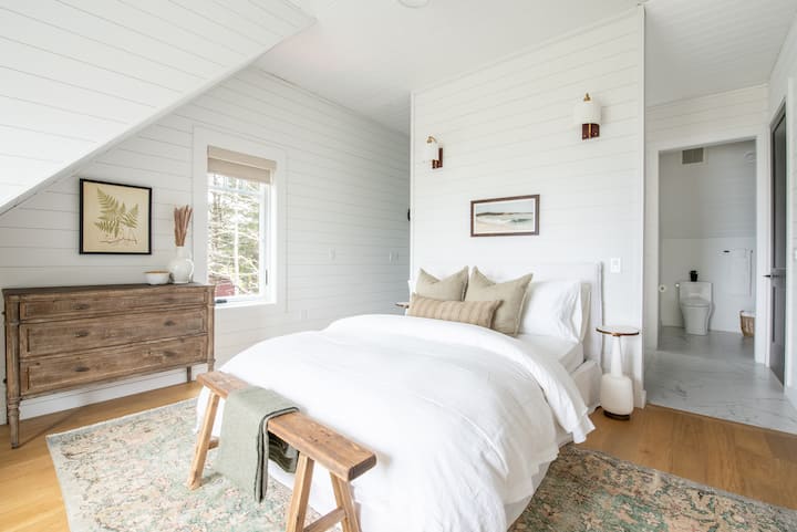 Sleep Like Royalty! 
Nestle into luxurious linens and pillows in the Primary Suite. Dream in comfort and elegance. Ocean view.